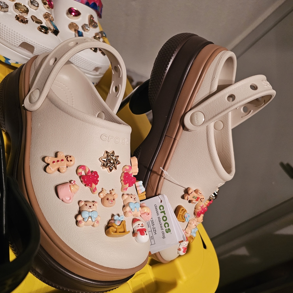 🎁 NEW! Customized Mocha Stacked Crocs w/ Exclusive Christmas Charm Set - Picture 3 of 8